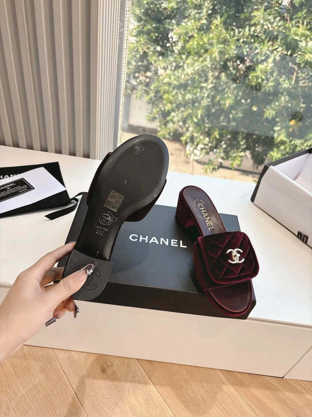 👟👟Ex-factory price 500👟👟 CHANEL Chanel's most popular medium-heeled diamond slippers. The counters are crazy. The photos are popular on major social platforms. This catwalk style is absolutely too handsome. It is definitely the most popular style this season. The fairies at the counter are really knowledgeable. They don't get stuck or rub your feet. The texture is very soft and comfortable on the feet. Super versatile. 1⃣️Material: cowhide 2⃣️Inner lining: Environmentally friendly imported sheepskin lining 3⃣️Outsole: Genuine leather bottom 4⃣️Code number: 35-39 (40.41. Customized)